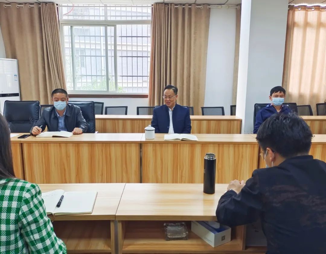 湖山投资集团召开疫情防控工作部署会(图2) 1-22111120050E92.jpg