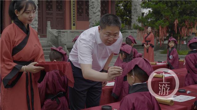 开州打响“双晒”第一枪 区长蒋牧宸在汉丰湖上当导游(图6) 开州打响“双晒”第一枪 区长蒋牧宸在汉丰湖上当导游(图6)