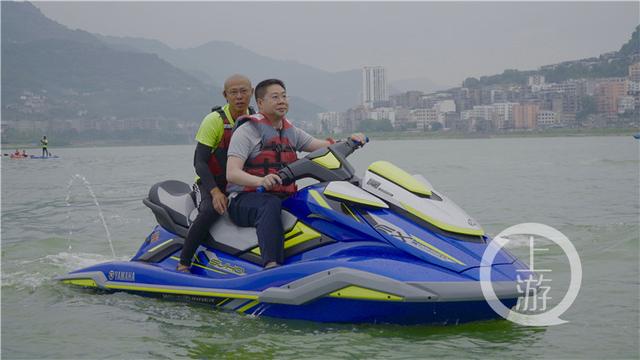 开州打响“双晒”第一枪 区长蒋牧宸在汉丰湖上当导游(图1) 开州打响“双晒”第一枪 区长蒋牧宸在汉丰湖上当导游(图1)