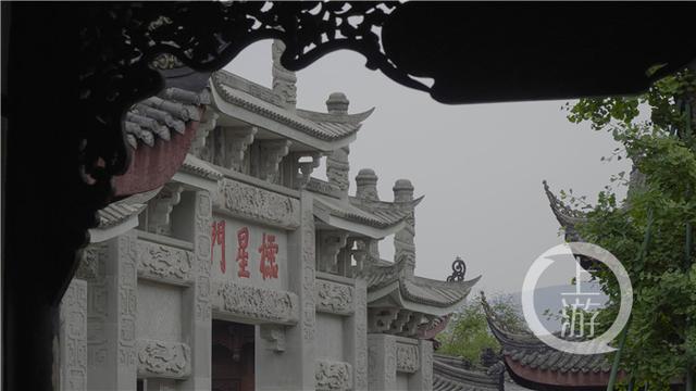 开州打响“双晒”第一枪 区长蒋牧宸在汉丰湖上当导游(图3) 开州打响“双晒”第一枪 区长蒋牧宸在汉丰湖上当导游(图3)